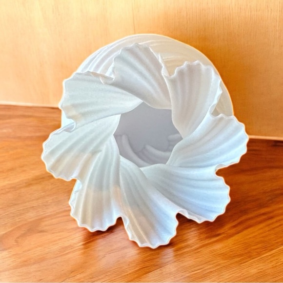 3D Printed Sculptural White Vase – Lightweight Modern Home Decor - Picture 4 of 7
